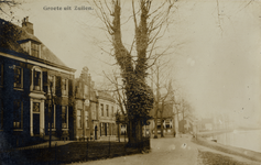 16374 Gezicht in de Dorpsstraat met bebouwing en loofbomen en op de Vecht te Zuilen uit het noordwesten; met links de ...